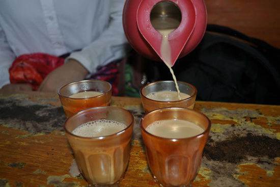 Món trà ngọt của Lhasa được pha chế từ trà đen nóng, sữa tươi hoặc sữa bột, và đường