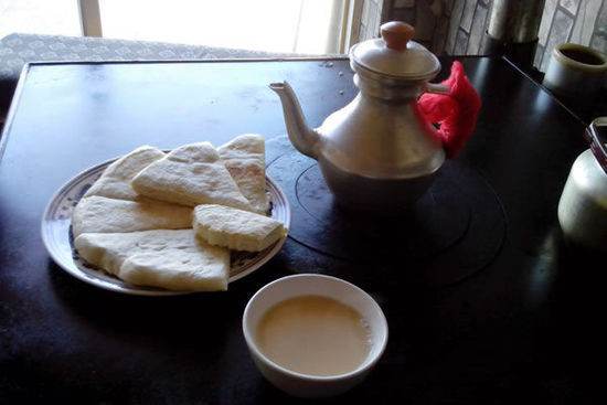 Trà bơ là thức uống chủ đạo của Tây Tạng.