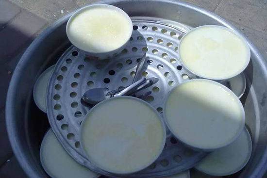 Sữa chua của Tây Tạng phân làm hai loại, "Đủ Tuyết" làm từ sữa tươi đã chế bơ, và "Thiếu Tuyết" làm từ sữa tươi chưa chế bơ.