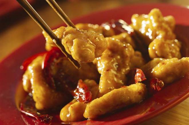 <strong>2. Gà xào tương (General Tso’s chicken): </strong> Mặc dù hương vị và cách chế biến mang âm hưởng truyền thống ẩm thực người Hồ Nam nhưng món gà xào tương này được một đầu bếp Trung Quốc tại New York chế biến.