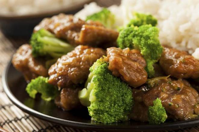 <strong>7. Bò xào bông cải xanh (Beef with Broccoli): </strong>Bông cải xanh là một loại thực vật có nguồn gốc châu Âu và rất khó trồng ở các nước có khí hậu nhiệt đới. Ở Trung Quốc, người ta thường làm món thịt bò xào cải ngồng.
